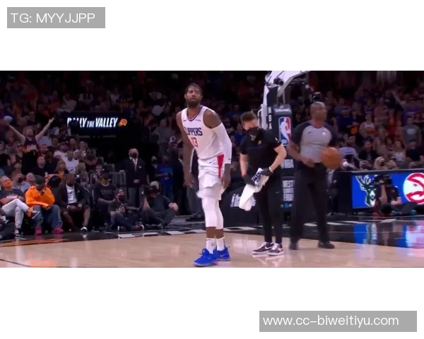 布克强势表现引领球队胜利19投10中斩获31分5篮板3助攻1抢断